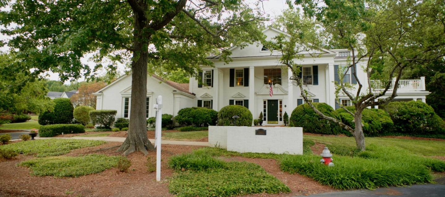 White home in Mount Vernon, VA